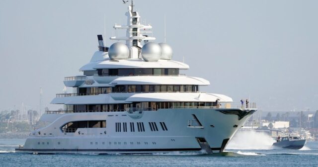 media-1760641071_yacht_ap_25218636360036_nat_0806