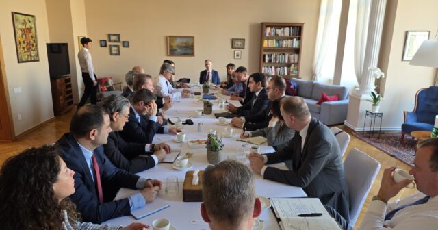 media-g5j0q-aaaa6agr