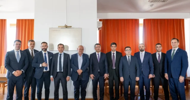 media-q28x5kjl991i6bf5drkhqoeommx9dhz1pd7vjpqb_1200