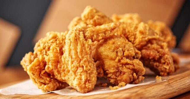 media-ev-seraitinde-kfc-deki-kimi-qizardilmis-toyuq-qanadi