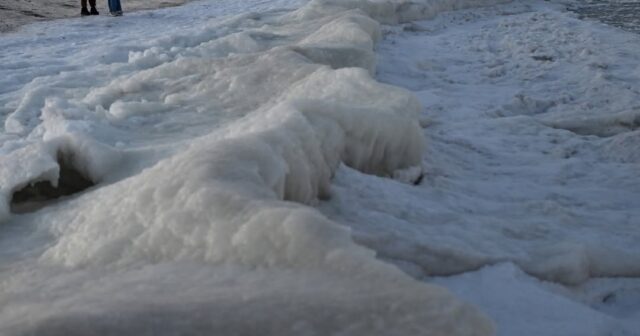 media-people_walk_on_the_frozen_baltic_sea_near_mikoszewo-_as_temperatures_drop_sharply_in_northern_po__2_