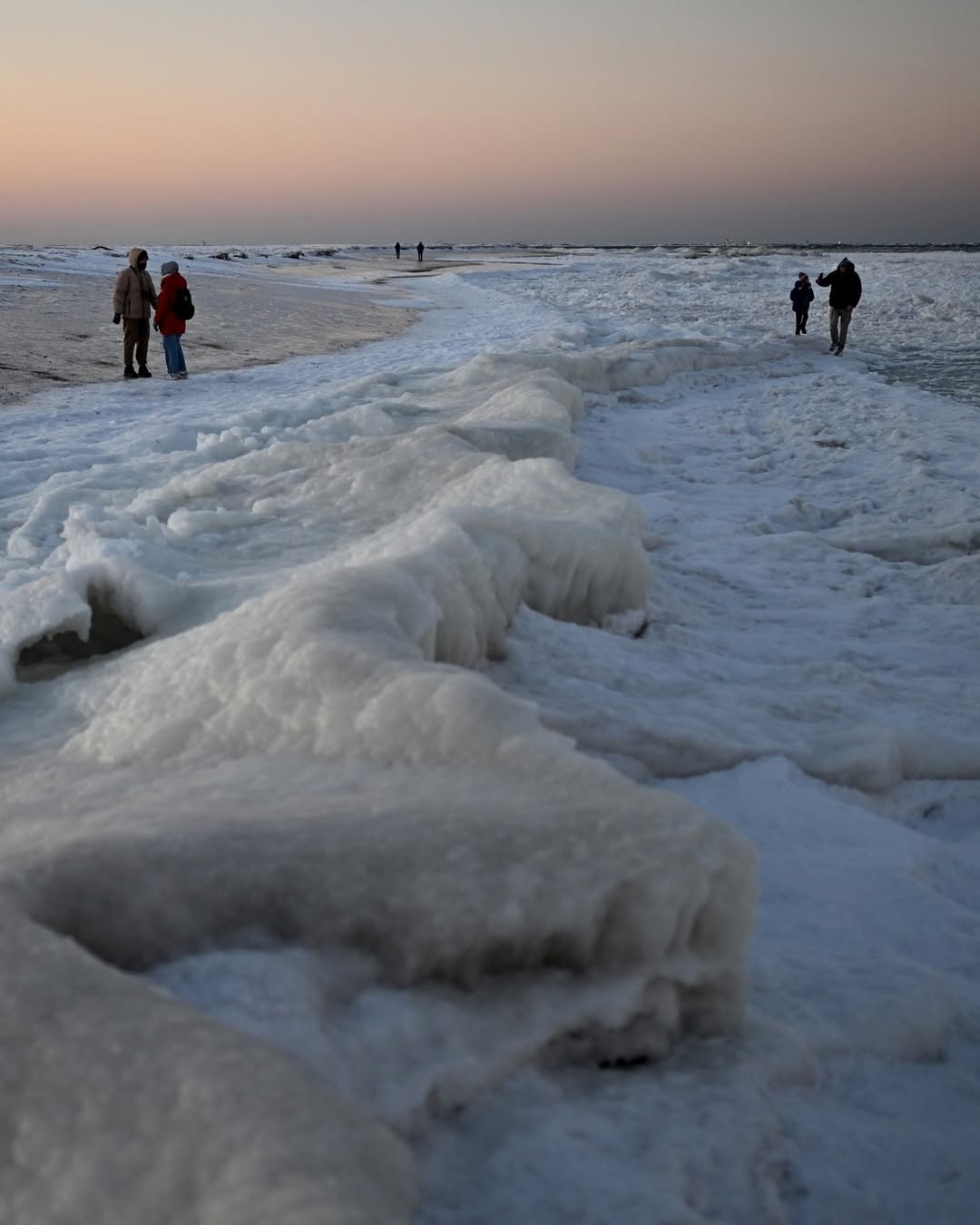media-people_walk_on_the_frozen_baltic_sea_near_mikoszewo-_as_temperatures_drop_sharply_in_northern_po__2_