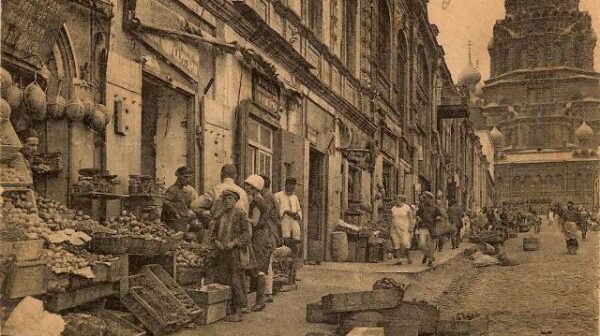 media-baku_v_1920-e_gody-_bazar_na_chelyaevskoy_ulice-_viden_sobor_aleksandra_nevskogo-_na_meste_kotorogo_byla_postroena_shkola_n189
