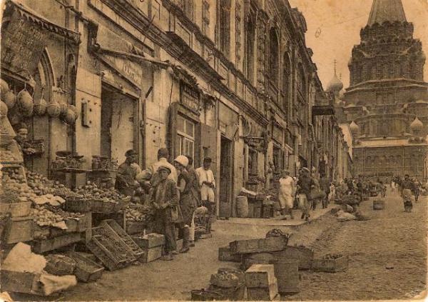 media-baku_v_1920-e_gody-_bazar_na_chelyaevskoy_ulice-_viden_sobor_aleksandra_nevskogo-_na_meste_kotorogo_byla_postroena_shkola_n189