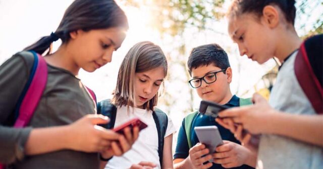media-aztibb-az_kidsoncellphones_0_841