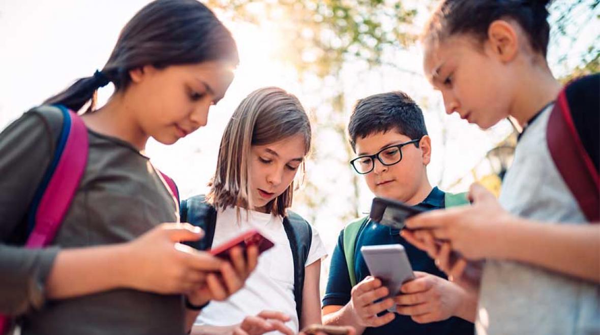 media-aztibb-az_kidsoncellphones_0_841