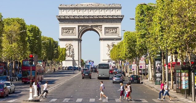 media-france-champs-elysees-paris