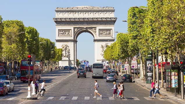 media-france-champs-elysees-paris
